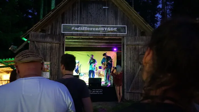 Auf der zweiten Bühne starteten die "Gebrüder Jakob" ihre Performance beim 21. Festival Dead Man Walking in Miesenbach.