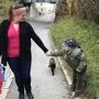 Herziges Gespann: Mama Fabienne, Sohn André und Kater "Jazz" am Heimweg vom Kindergarten