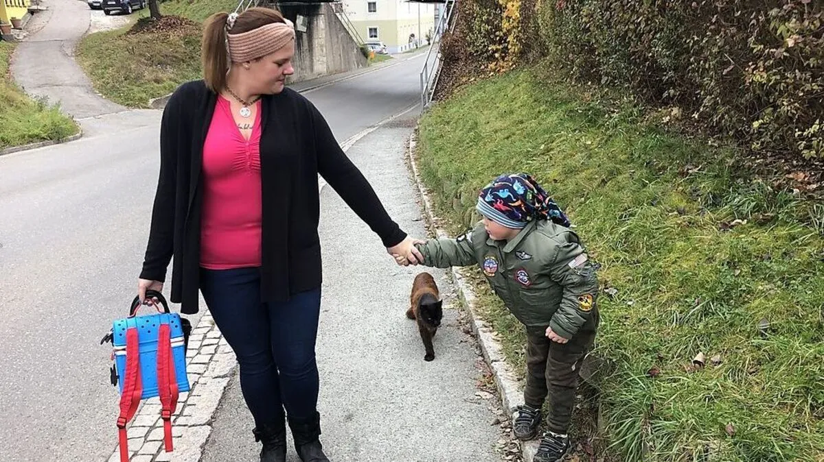 Herziges Gespann: Mama Fabienne, Sohn André und Kater "Jazz" am Heimweg vom Kindergarten