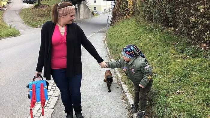 Herziges Gespann: Mama Fabienne, Sohn André und Kater "Jazz" am Heimweg vom Kindergarten