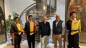 Christoph Rahofer (dritter von links) und Kari Khevenhüller (Vierter von links) laden ab sofort zur Ausstellung „Leonardo da Vinci: Künstler - Erfinder - Genie“ auf die Burg Hochosterwitz 