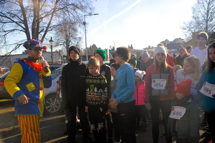 Beim „Rote-Nasen-Lauf“ geht es nicht nur um sportliche Erfolge, es war auch möglich, die Strecke spazierend, mit Walking-Stöcken oder Kinderwagen zurückzulegen. Wichtig sind Freude und das Dabeisein. Die Streckenlänge war unterschiedlich, sie alle führten jedoch durch Pischelsdorfs Straßen und Gassen.