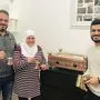Adnan, Lamis und Mohammad Al Khalili (von links) präsentieren ihre auf Sand erhitzte arabische Kaffeespezialität