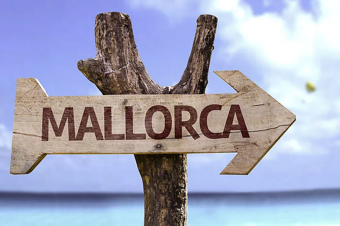 Daumen hoch heißt nicht zwangsweise „alles gut“:Dass Gesten mit der Hand in unterschiedlichen Regionen der Welt Verschiedenes bedeuten, zeigt sich ebenfalls auf Mallorca. Wer den Daumen nach oben streckt, will damit nämlich nicht etwa sagen, dass alles ok ist, sondern einen Drink bestellen. Eine Faust mit ausgestrecktem kleinen Finger und Zeigefinger deutet an, dass die Frau eine Affäre hat.
