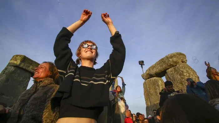 Fast 10.000 Menschen haben am Donnerstag die Sommersonnenwende im englischen Stonehenge gefeiert.