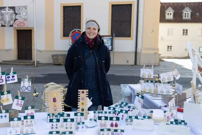 Zahlreiche Ausstellerinnen und Aussteller präsentierten ein vielfältiges Angebot an liebevoll gefertigten Produkten, ...