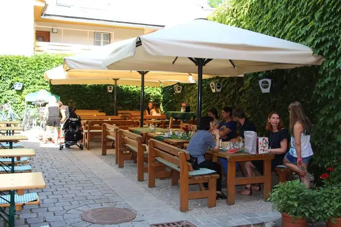Einen wunderschönen und ruhigen Biergarten inmitten des Zentrums von Lienz bietet das Gösser Bräu im alten Rathaus in Lienz. Während man auf der südseitigen Terrasse genüsslich das Treiben der Stadt beobachten kann, bleibt hier die Zeit stehen. In der Nominierung heißt es: „Im Sommer ein echtes Muss abseits vom Trubel der Stadt.“ Ob Speis oder Trank – Kaffee oder der Genuss des namensgebenden Bieres – hier lässt es sich verweilen. Der Biergarten ist stets einen Besuch wert.