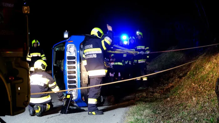 Zu einem Verkehrsunfall mussten Feuerwehrleute am 3. April in der Nacht ausrücken.
