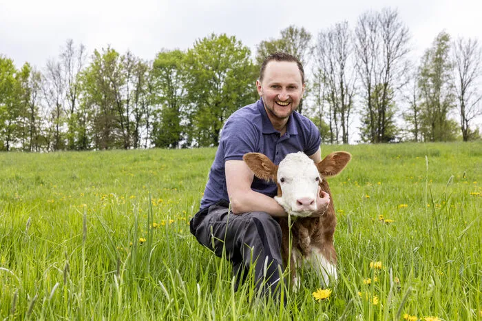 Aus Oberösterreich stammt der 33-jährige Christoph, der beim Familien-Milchviehbetrieb mitmischt. Von seiner zukünftigen Partnerin wünscht er sich, dass sie gemeinsam viel unternehmen.
