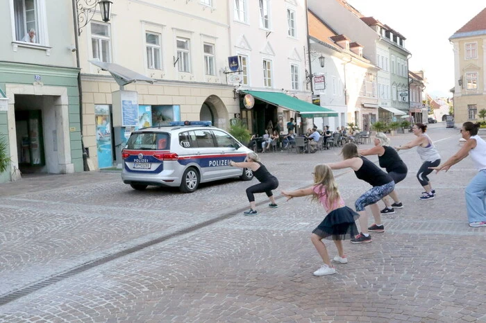 Weniger gefiel jedoch den Schaulustigen, dass mehrmals eine Polizeistreife über den belebten Hauptplatz fuhr. 
