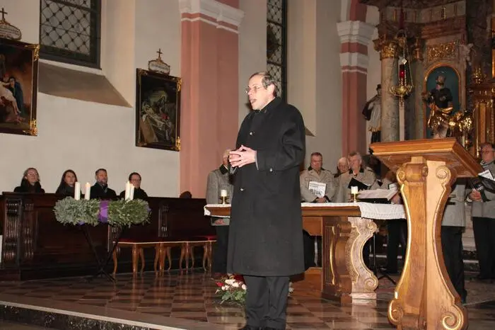 Provisor Wolfgang Pristavec eröffnete das Konzert mit ein paar erklärenden Worten über den Advent. „Ankunft ist die Zeit, die wir in Freude Tag für Tag im Weg hin zur Geburt erleben dürfen. Da ist es schon eine besondere Aufmerksamkeit von Sängern und Musikern, wenn Melodien erklingen, die Herzen öffnen, Freude bringen und einladen, ein wenig ruhiger zu werden.“ 