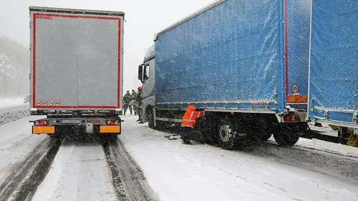 Schneeglatte Straßen und hängengebliebene Lkws führten am Mittwochnachmittag zu einem Schneechaos auf den Autobahnen im Wiener Umland.