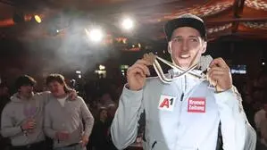 Raphael Haaser bei der Gold-Feier im „Home of Snow“