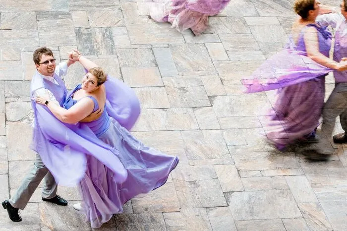 "Turning points" ist der Titel dieses schwungvollen Bildes. Es ist wie die anderen Porträts der Tanzsport-WM-Teilnehmer voraussichtlich noch bis Jahresende im Rathaus zu sehen.