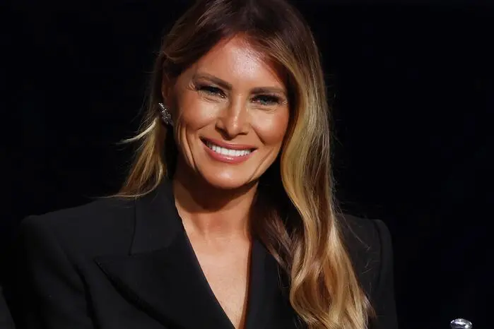 Trumps dritte Ehefrau Melania wird wieder in die Rolle der First Lady schlüpfen. Im Wahlkampf glänzte die 54-Jährige vor allem mit Abwesenheit, weshalb es Spekulationen darüber gab, ob sie überhaupt wieder ins Weiße Haus in Washington einziehen werde. Nach eigener Aussage ist sie aber bereit für die Rückkehr, hat schon gepackt und Möbel ausgesucht. Während Trumps erster Amtszeit machte Melania oft Negativschlagzeilen - wegen bizarren Weihnachtsschmucks oder unpassender Kleidung.