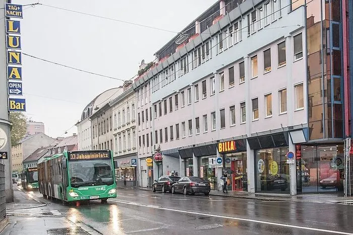 Der Auto- und Busverkehr in der Rösselmühlgasse rauscht nur so vorbei. Was dabei oft untergeht: Auch sehr viele Fußgänger sind dort unterwegs. Mangels Querungsmöglichkeit suchen viele von ihnen die gefährliche Lücke im fließenden Verkehr, um von der einen auf die andere Seite zu kommen.