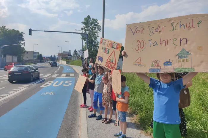 Mit Plakaten wurden vorbeifahrende Autofahrer auf ihre Forderungen aufmerksam gemacht.