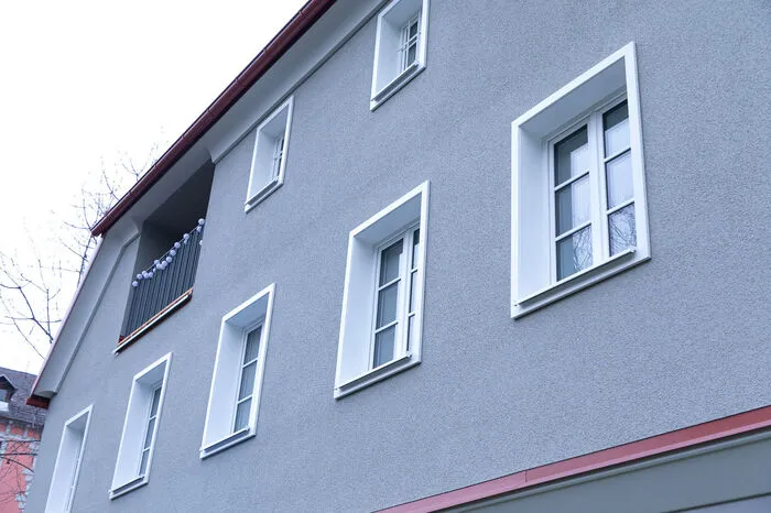 Im oberen Bereich wurde das Gebäude von außen gedämmt, im unteren Teil war eine Innendämmung notwendig. Anfangs lag der Heizwärmebedarf bei 180 Kilowattstunden pro Quadratmeter, nach der Sanierung schafft man nun weniger als 30.