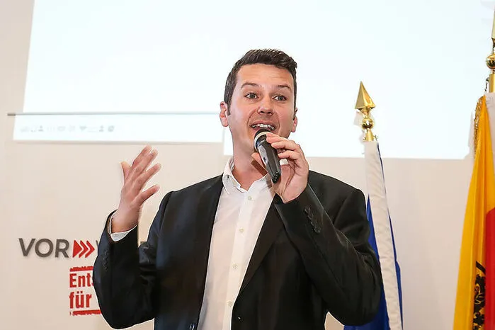 Der 41-jährige Daniel Fellner aus St. Andrä im Lavanttal (Bezirk Wolfsberg) ist seit Herbst 2011 Landesgeschäftsführer der Kärntner SPÖ und zeichnete für die beiden vergangenen Landtagswahlkämpfe verantwortlich. Fellner absolvierte die HTL für Betriebstechnik in Wolfsberg, seine berufliche Laufbahn begann er beim Roten Kreuz, wo er vom Rettungsfahrer bis zum Sanitäter mehrere Stationen absolvierte. Fellner verantwortete die Umstrukturierung der Landesleitstelle, die er dann auch führte, bevor er in die SPÖ-Parteizentrale wechselte. Der verheiratete Vater dreier Söhne ist derzeit auch Vizebürgermeister von St. Andrä, diese Funktion muss er vor seinem Wechsel in die Landesregierung zurücklegen. Fellner ist künftig für die Bereiche Gemeinden, Raumordnung, Feuerwehrwesen, Katastrophenschutz und Wasserwirtschaft zuständig.