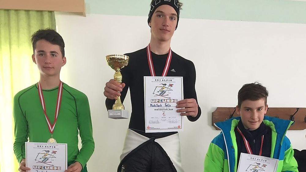 Felix Michitsch (Mitte) von der NMS Voitsberg holte sich bei den Bezirksmeisterschaften im Skilauf den Tagessieg