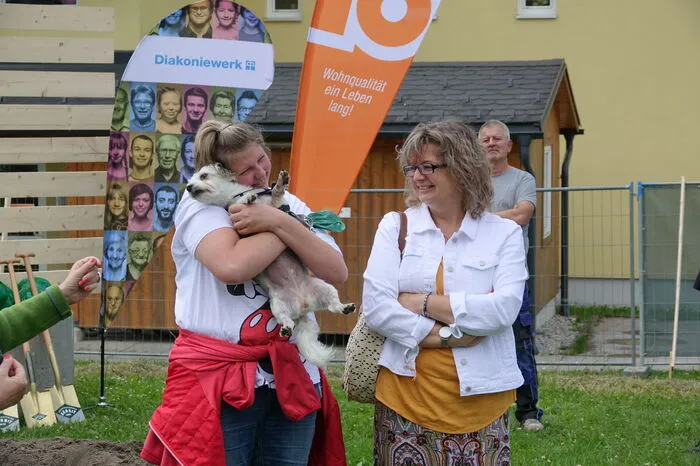 Jasmin Stückelschweiger freut sich, dass auch ihr Hund in die neue Wohnung einziehen darf