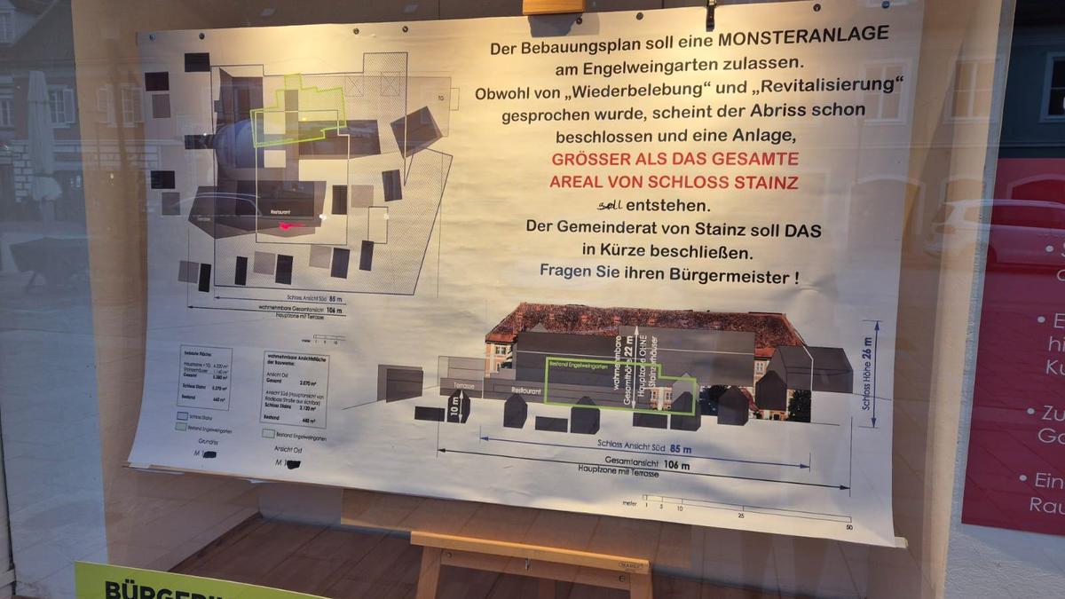 In ihrem Schaufenster am Hauptplatz vergleicht die Bürgerinitiative das Projekt im Engelweingarten mit dem Schloss Stainz