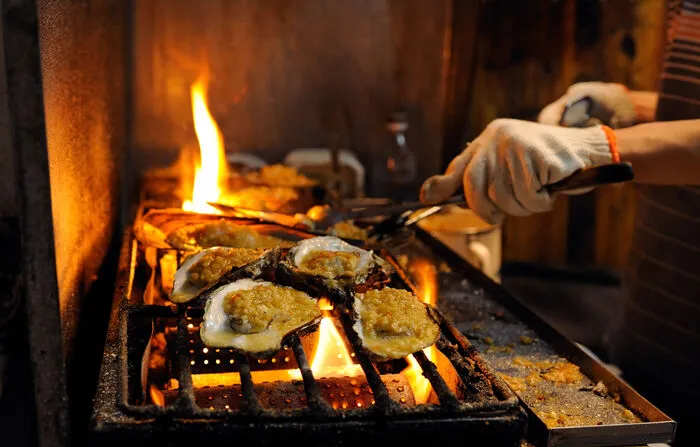Das Spannende am Kochen mit offenem Feuer ist, dass es je­der anders macht