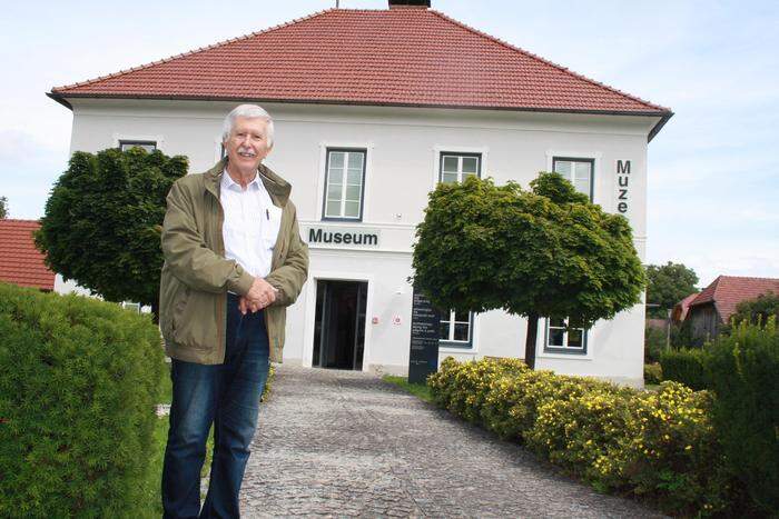 Archäologe Franz Glaser, der 35 Jahre lang die Ausgrabungen am Hemmaberg leitete, vor dem Pilgermuseum 