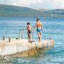 Spielende und badende Kinder an der Küste von Krk (Symbolfoto)