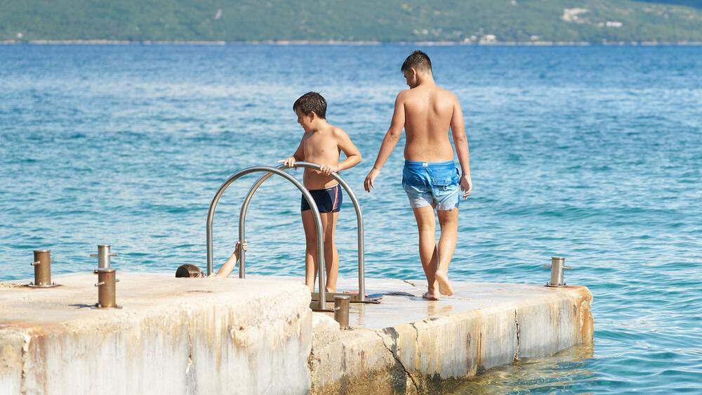 Spielende und badende Kinder an der Küste von Krk (Symbolfoto)