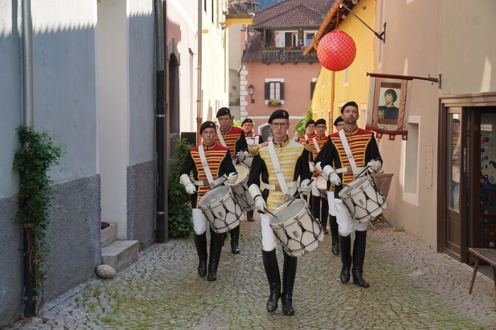 Mit dem Trommlerkorps aus St.Veit wurde Gmünd aus dem Covid-Schlaf gerissen. In der Uniform der k.u.k. Trabantenleibgarde marschierte das seit 1996 bestehende Ensemble durch Gassen der Stadt und begrüßte schließlich das Publikum am Hauptplatz.