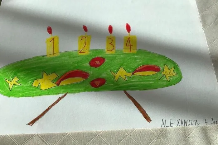 „Es ist für uns eine Zeit angekommen, die bringt uns eine große Freud", lautet eine Textzeile eines weihnachtlichen Volksliedes, die uns Alexander Winkler mit seiner Adventzeichnung mitgeschickt hat. Auf dem farbenfrohen Adventkranz des 7-jährigen Villachers brennen alles vier Kerzen. Das ist ein verlässliches Zeichen, dass der Heilige Abend in großen Schritten naht. Glänzende Kinderaugemn sind heute garantiert.