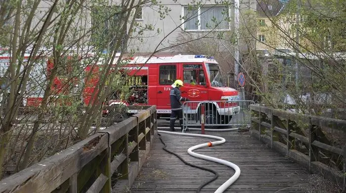 Am 2. April um 16.30 Uhr rückten die Freiwillige Feuerwehr Leoben-Stadt und die Freiwillige Feuerwehr Leoben-Göss mit dem Alarmstichwort „B09-Wald-Hecken Waasenhammergasse“ zu einem Flurbrand aus.
