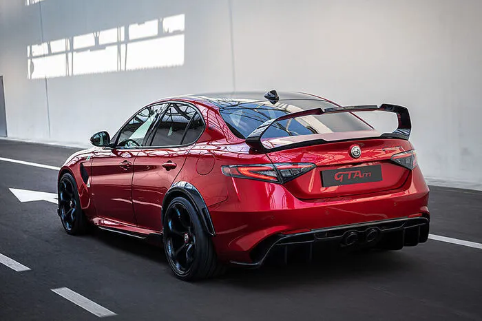 Diesmal die Giulia GTA, die ab 1965 die Herzen höher schlagen ließ. GT steht in diesem Fall natürlich für Gran Turismo, das A für Alleggerita – erleichtert.