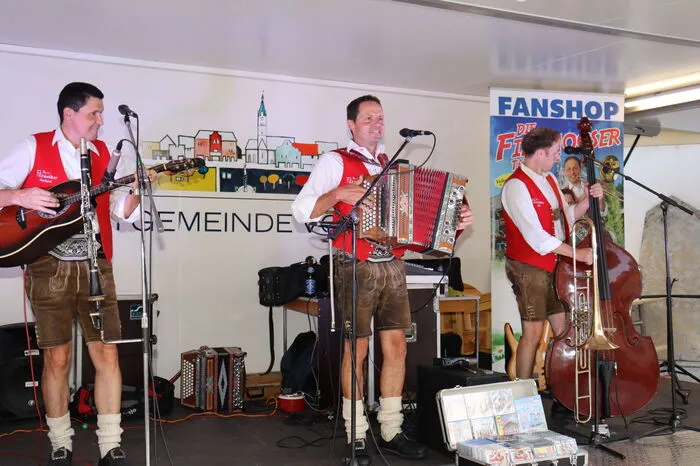 Mit schwungvollen Klängen und Volksmusik aus dem Salzburgerland genossen die vielen Besucher einen abwechslungsreichen Open-Air-Abend.