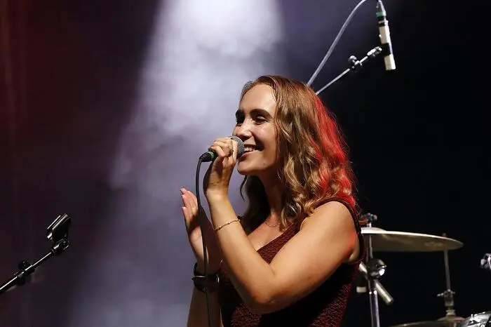 Die Cover-Band „Six Gin“ mit Leadsängerin Julia Jahn fungierte als Vorgruppe