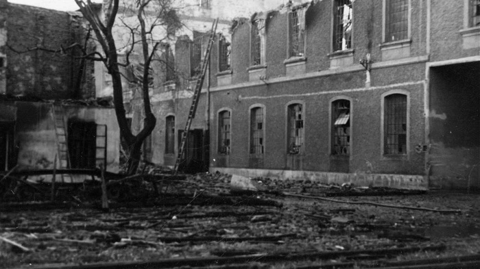 Der Fotograf: Rudolf Weissmann (1896-1963) war während des Zweiten Weltkriegs stellvertretender Kommandeur der Schutzpolizei in Graz, zeichnete in dieser Funktion die Ereignisse des Luftkrieges über Graz auf und hielt die meisten Bombenschäden fotografisch fest.
