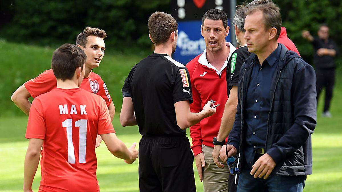 Schiri Manuel Berger stand im Mittelpunkt, gab das 1:0 von Barrazutti. Ferlach war außer sich, für ASV war alles orrekt   