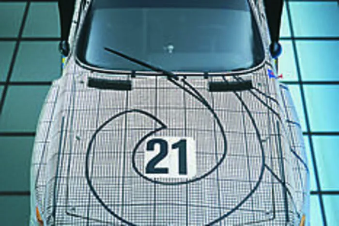 Das im Folgejahr vom New Yorker Frank Stella ebenfalls auf Basis eines BMW 3.0 CSL kreierte Kunstwerk mit schwarzen Linien startete 1976 in Le Mans. „Mein Design ist wie eine Blaupause, die auf die Karosserie übertragen wurde", erklärte der Künstler.