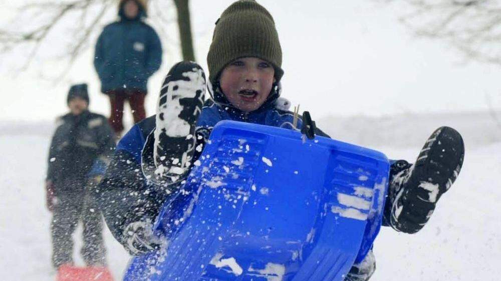 Die Kinder haben ihre Freude am Schnee. Ein paar Zentimeter können auch im Süden zusammenkommen