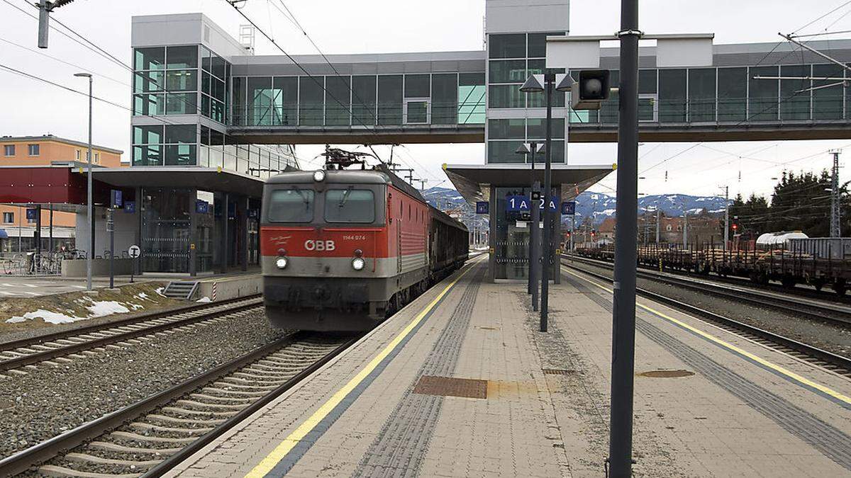 Die Verlängerung des Bahnsteiges um 50 Meter soll das Halten längerer Züge ermöglichen. So könnten auch mehr Fans zu Großveranstaltungen wie der Airpower transportiert werden