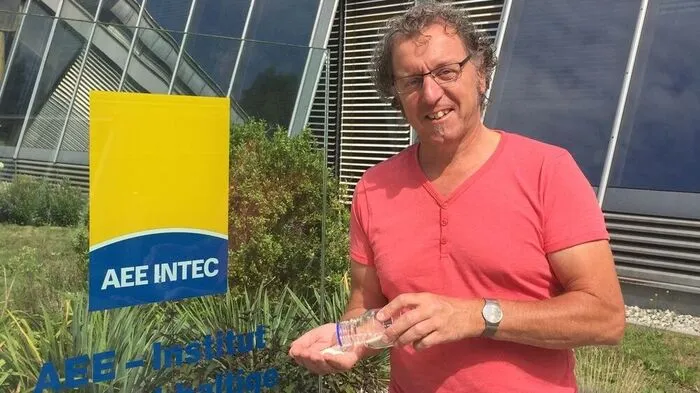 Wim van Helden mit den Zeolith-Kügelchen