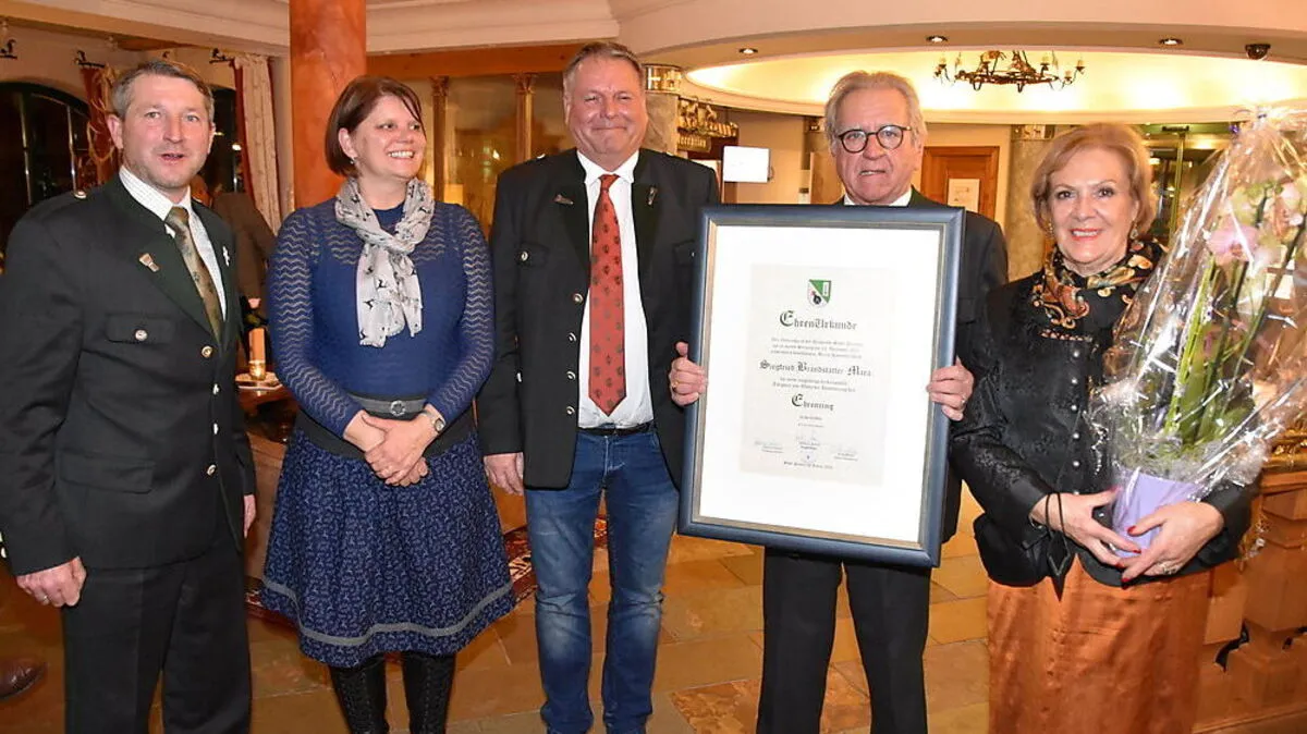 Ehrung durch die Gemeinde:   Vizebürgermeister Johannes Rauter, Kassierin Gerda Hutton, Bürgermeister Wolfgang Schlick, Ehepaar Siegfried und Gerda Brandstätter (von links)
