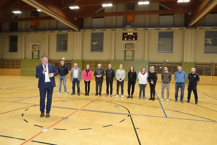 Bürgermeister Gerhard Meixner mit Funktionären und Hallenbetreibern