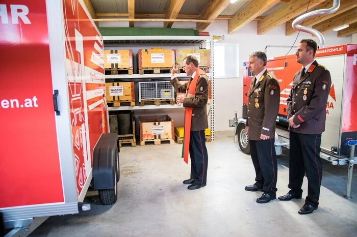 Bei der Feier segnete Feuerwehrkurat und Provisor Wolfgang Pristavec den neuen Zubau des Rüsthauses sowie das neu angeschaffte Stromaggregat der FF Markt Mooskirchen.