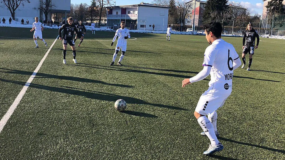 Die Teams standen sich auf dem Kunstrasen gegenüber