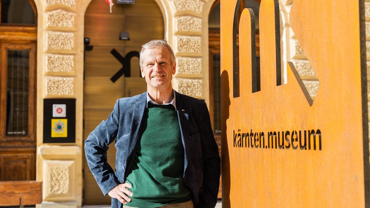 Ur- und Frühzeitexperte Paul Gleirscher vor dem Landesmuseum