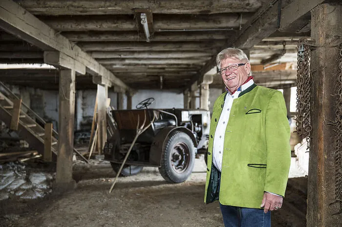 Ein Bauer außergewöhnlicher Art ist auch Franz, "der umtriebige Forstwirt". Der 64-jährige Steirer ist zielstrebig, sportlich aktiv, politisch engagiert, ein PS-Narr und probiert oft und gerne Neues aus. Seine zukünftige Freundin soll auch ein aktives Leben führen und keine Stubenhockerin sein. Wenn sie noch sein Fernweh teilt und vielleicht sogar noch kochen kann, ist sie seine Traumfrau.  