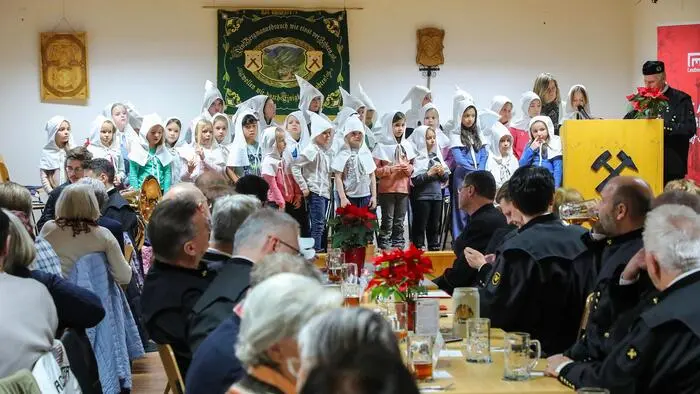 Die Freude war Mittwochvormittag groß, als der Trachtenverein Steirerherzen Seegraben im Vereinsheim den Kulturpreis 2023 der Stadt Leoben verliehen bekam. 