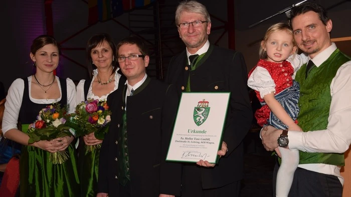 Seit 25 Jahren gibt es in Leitring das stetig aufwärts strebende Familienunternehmen Holler-Tore, das seine Produkte weltweit exportiert. Jetzt überreichte Landeshauptmann Hermann Schützenhofer an die Familie Holler das Landeswappen.